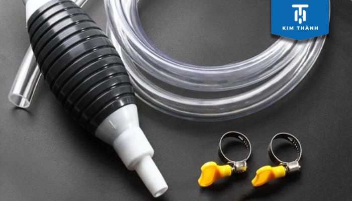Cách hút xăng khỏi xe máy bằng đầu xịt chai nhựa